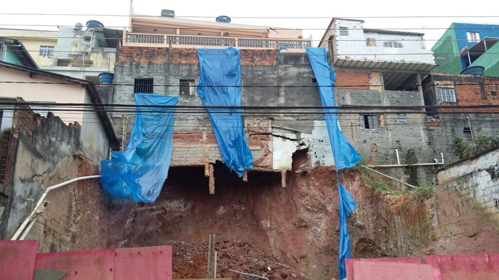 Casas são interditadas no Jd. Mituzi após deslizamento de terra