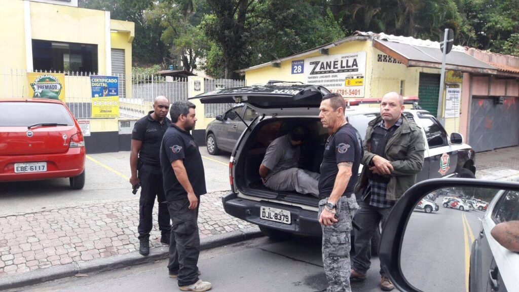 Polícia Militar negociou rendição de bandidos que tentaram roubar Caixa Econômica de Embu das Artes