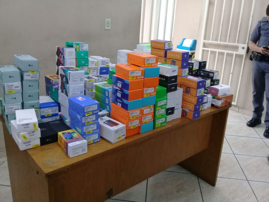 Criminosos invadem loja e roubam R$ 300 mil em celulares