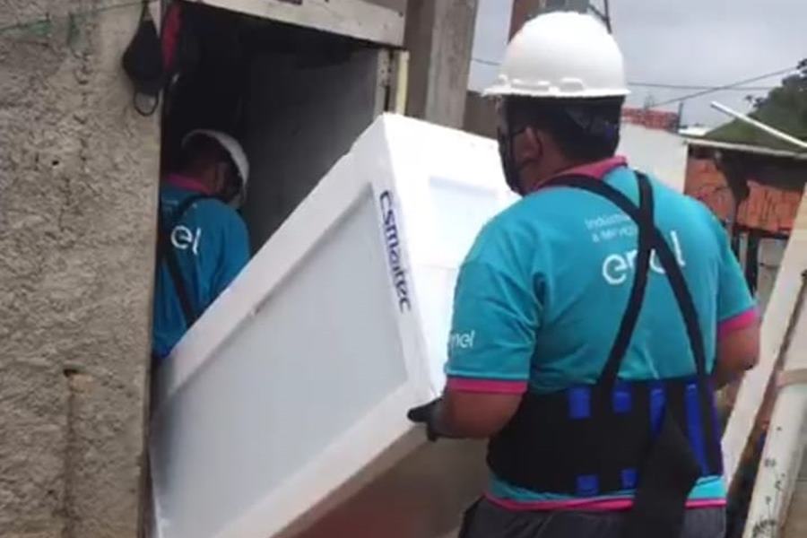 Enel Distribuição Rio doa 150 geladeiras para famílias de